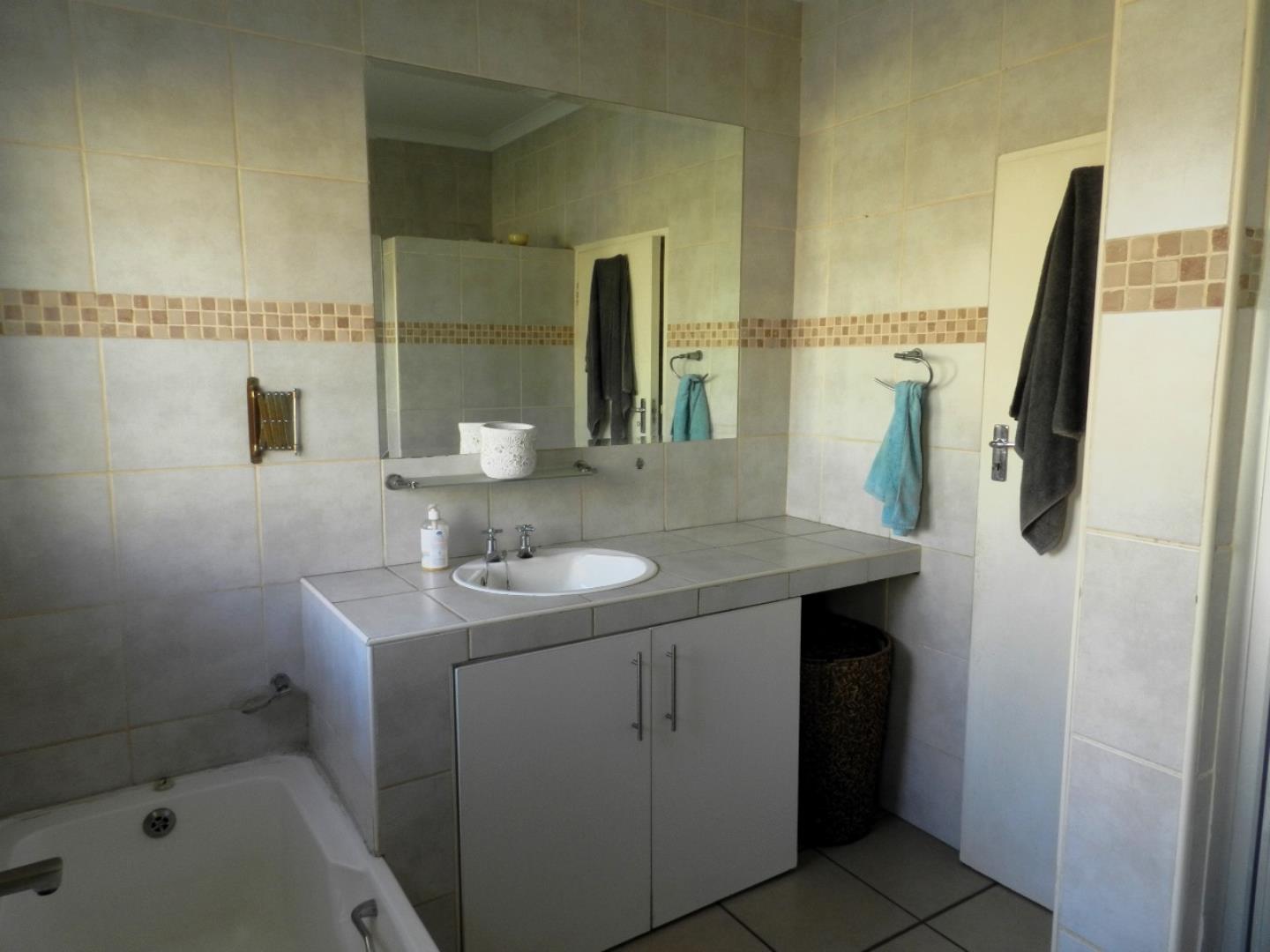 704908_Bathroom_1.jpg