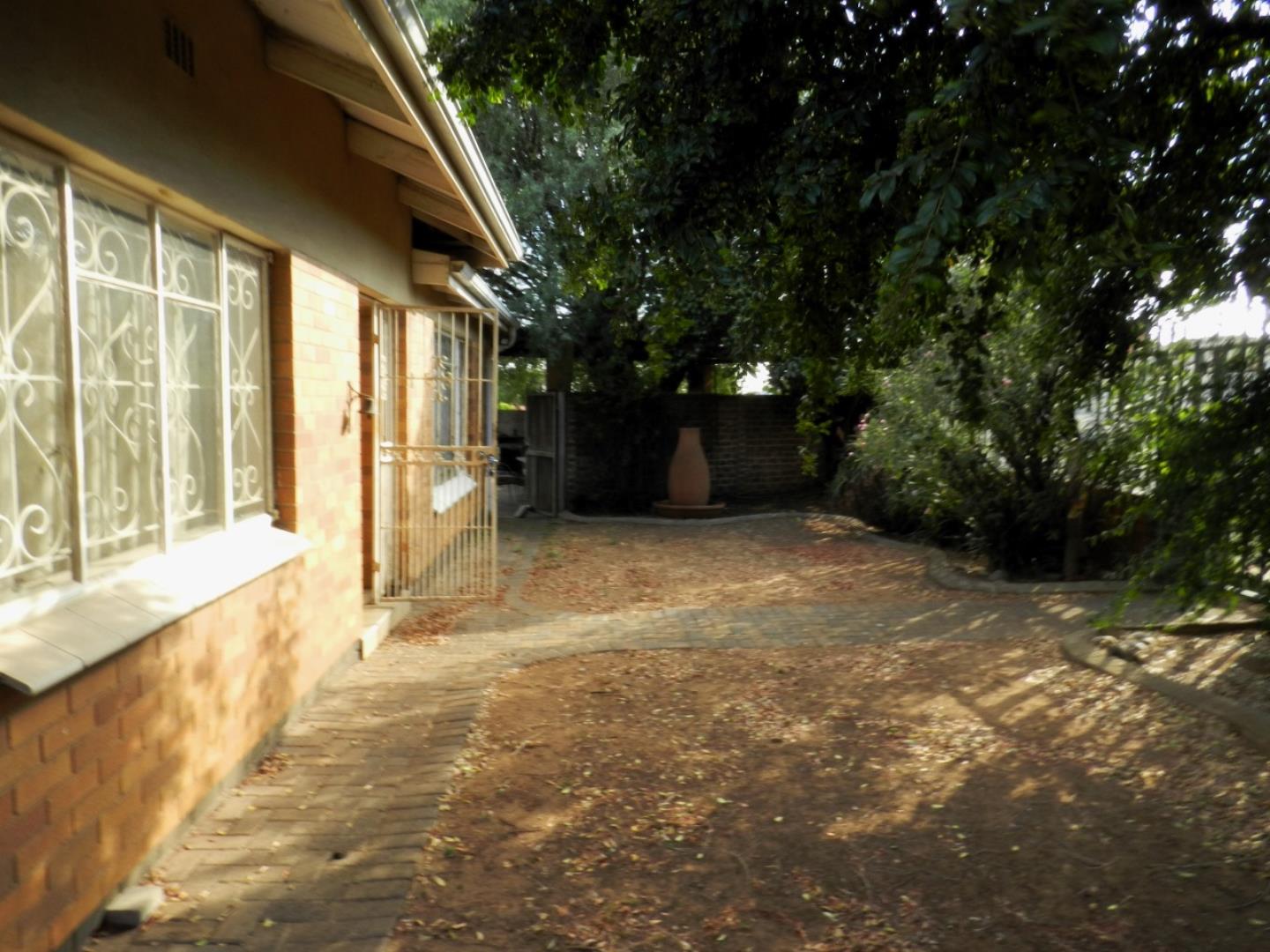 704908_Front_Yard.jpg