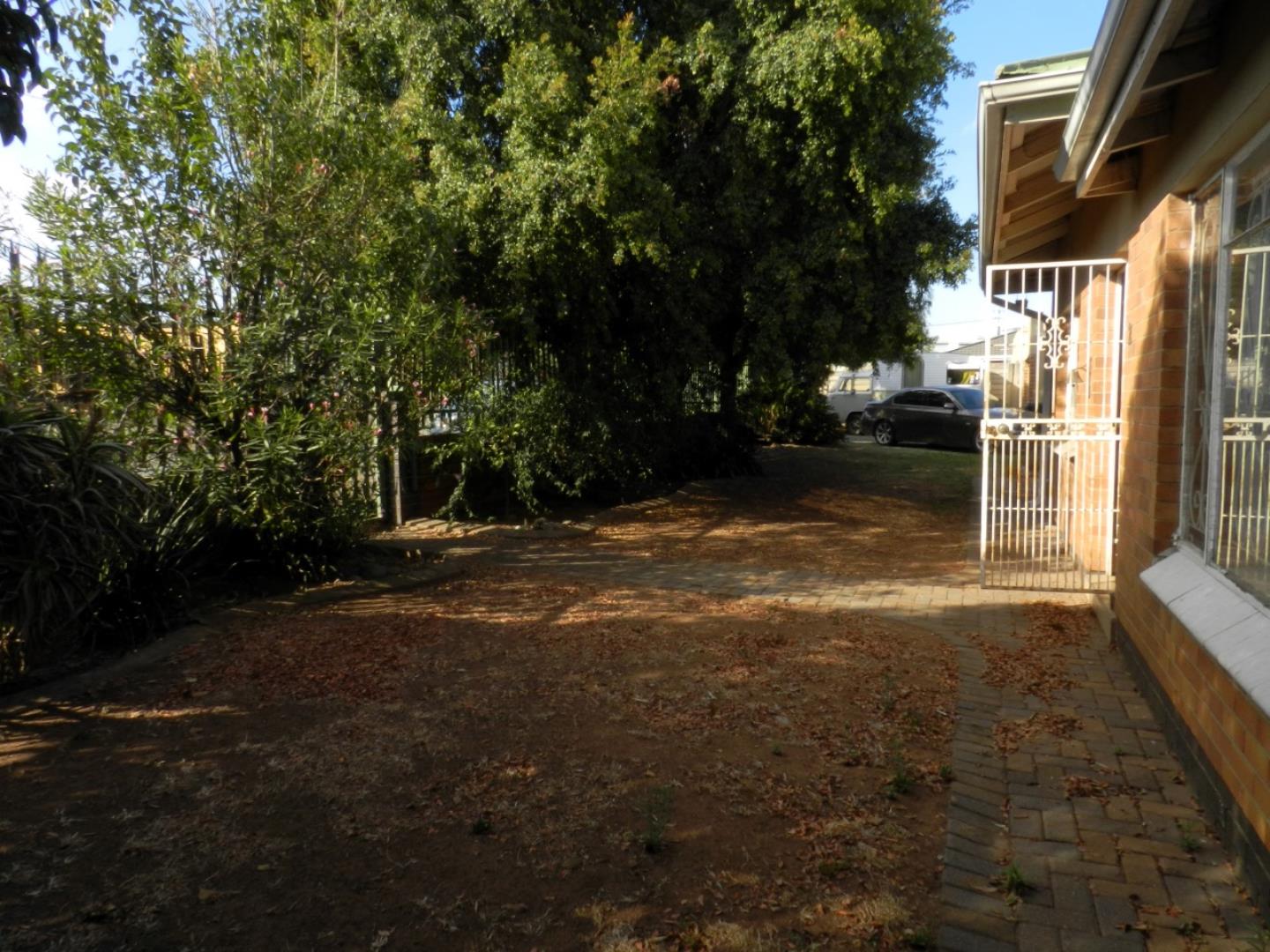 704908_Front_Yard_2.jpg