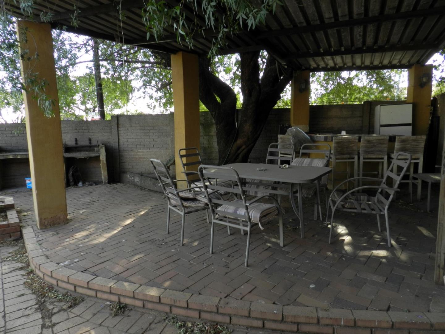 704908_Outside_Lapa.jpg