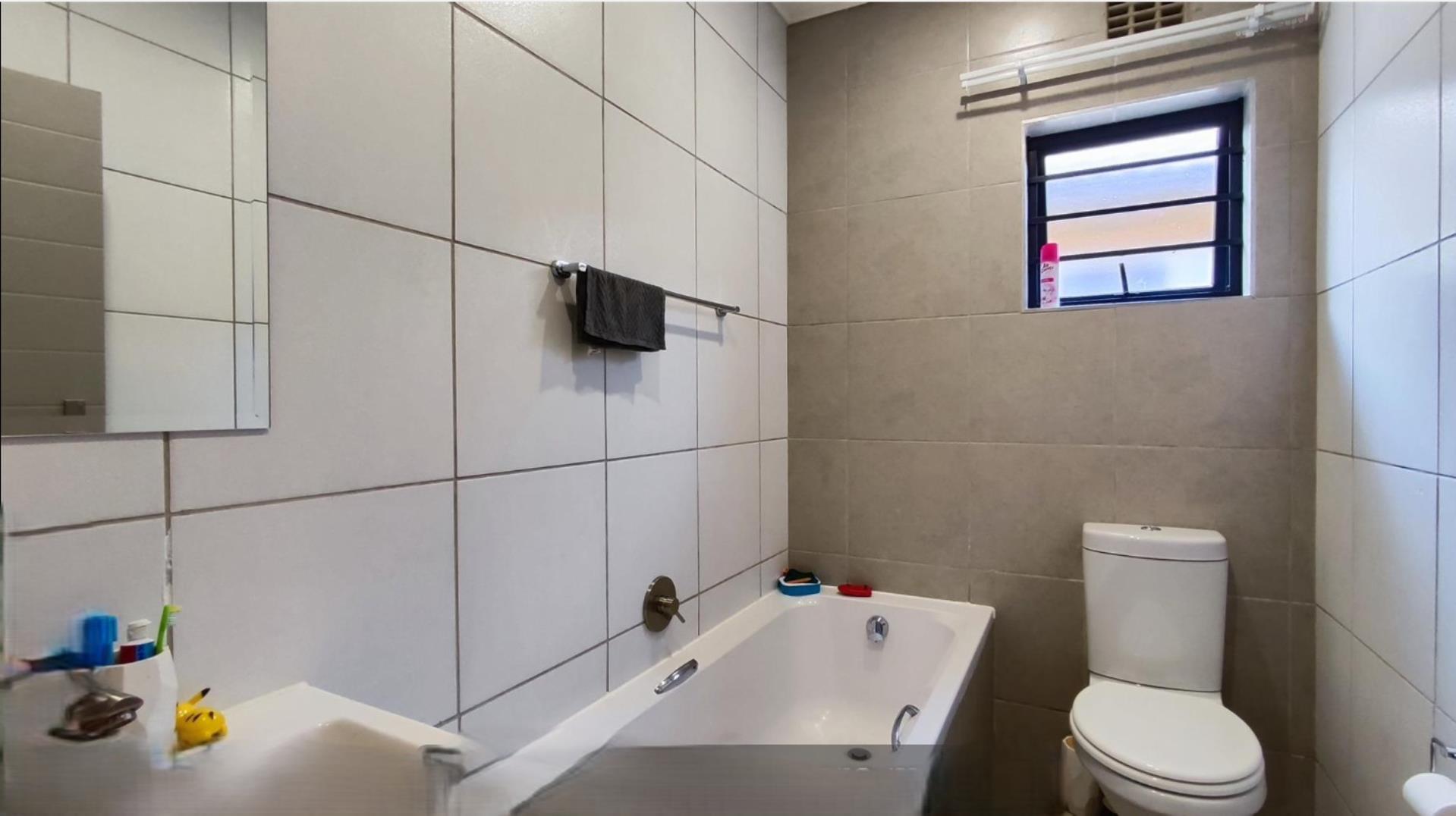 730741_Shared_Bathroom.jpg